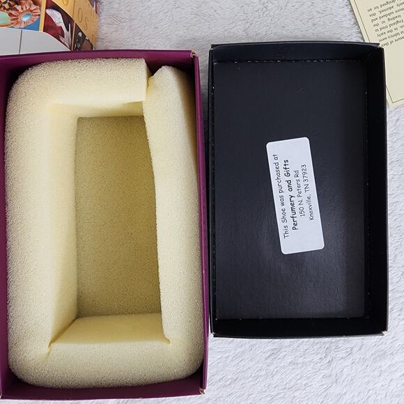 Aristocrat- Just The Right Shoe Sculpture. Mint Condition. COA includes Box - Picture 9 of 9